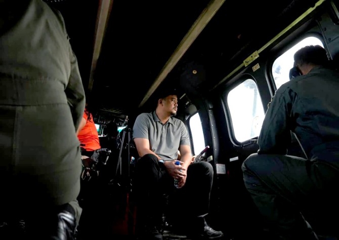 Gubernur Sumut Bobby Afif Nasution saat memantau wilayah yang terkena banjir dan longsor di Tapanuli Tengah melalui udara. Foto : Dinas Kominfo Sumut