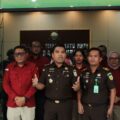 Kejaksaan Negeri (Kejari) Mandailing Natal (Madina) secara resmi menahan dua tersangka terkait dugaan tindak pidana korupsi dalam penyalahgunaan Dana Peremajaan Perkebunan Kelapa Sawit (Peremajaan Sawit Rakyat/PSR) Kabupaten Mandailing Natal Tahun 2021 dengan Anggaran Rp1. 996. 722.000,-.