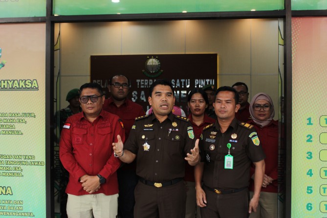 Kejaksaan Negeri (Kejari) Mandailing Natal (Madina) secara resmi menahan dua tersangka terkait dugaan tindak pidana korupsi dalam penyalahgunaan Dana Peremajaan Perkebunan Kelapa Sawit (Peremajaan Sawit Rakyat/PSR) Kabupaten Mandailing Natal Tahun 2021 dengan Anggaran Rp1. 996. 722.000,-.