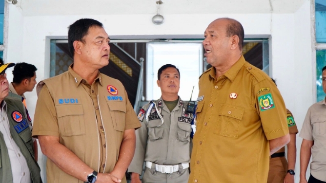 Bupati Syah Afandin bersama perwakilan BNPB. Foto ; dokumen Dinas Kominfo Langkat