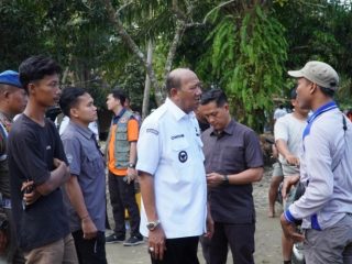 Lewati Akses Terputus, Bupati Syah Afandin Temui Warga Terisolir di Pantai Cermin dan Pastikan Bantuan Merata
