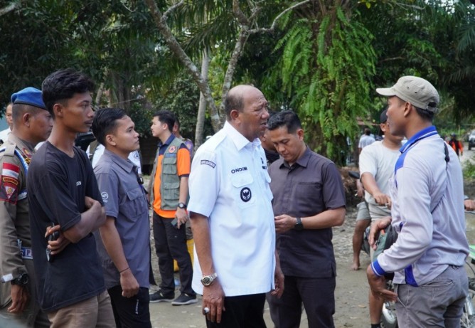 Bupati Langkat Syah Afandin saat menemui warga Desa Pantai Cermin, Kecamatan Tanjung Pura, Langkat. Foto; dokumen Dinas Kominfo Langkat