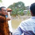 Wakil Wali Kota Medan Zakiyuddin Harahap saat meninjau bronjong sungai yang longsor akibat tegerus air sungai. Foto; dokumen Dinas Kominfo Medan