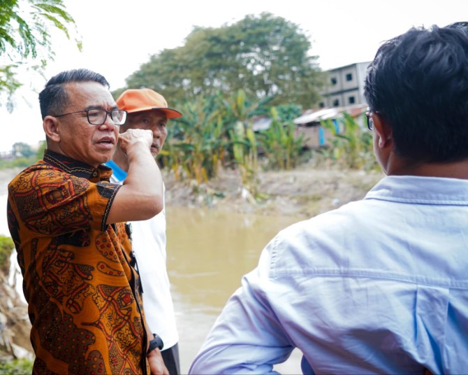 Wakil Wali Kota Medan Zakiyuddin Harahap saat meninjau bronjong sungai yang longsor akibat tegerus air sungai. Foto; dokumen Dinas Kominfo Medan