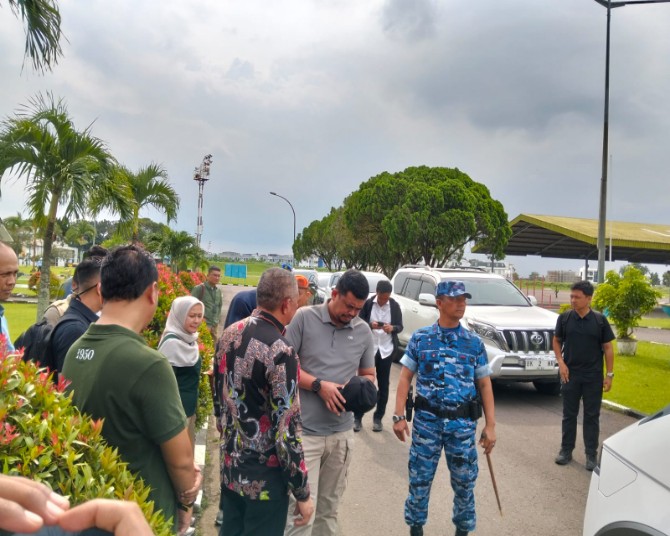 Gubernur Sumut Bobby Afif Nasution bersama Danlanud Soewondo Marsma Tiopan Hutapea dan Pj Sekda Sumut Sulaiman Harahap di Lanud Soewondo, Kamis (4/12/2025). Foto: Reza Sahab/kaldera.id