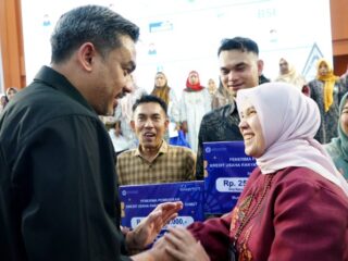 Menteri UMKM, Maman Abdurrahman bersama Direktur Keuangan & TI Bank Sumut Arieta Aryanti, Kamis (04/12). Maman menegaskan pemerintah segera membahas nasib pelaku UMKM yang terdampak bencana alam banjir, banjir bandang, dan tanah longsor di Sumatera. Foto: IST