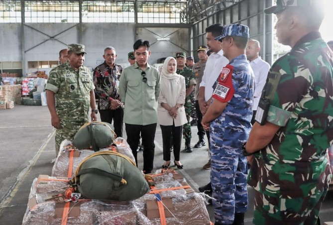 Wakil Presiden RI Gibran Rakabuming Raka meninjau gudang logistik di Lanud Soewondo, Kamis (4/12/2025). Foto; dokumen Dinas Kominfo Sumut