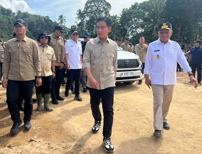 Wakil Presiden RI Gibran Rakabuming Raka bersama Wakil Gubernur Sumut Surya meninjau lokasi banjir di Tapanuli Selatan, Kamis (4/12/2025). Foto ; Dinas Kominfo Sumut