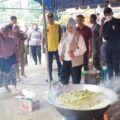 Wakil Bupati Langkat Tiorita Br Surbakti melihat dapur umum masyarakat