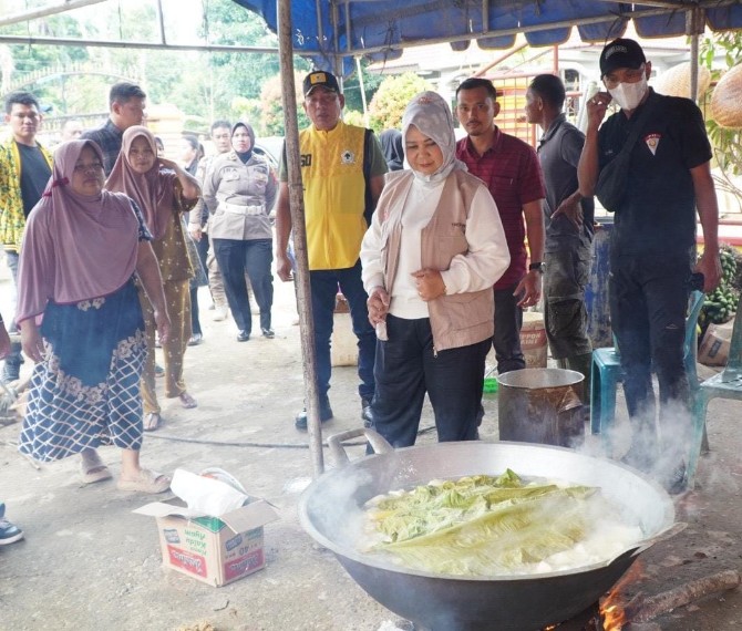 Wakil Bupati Langkat Tiorita Br Surbakti melihat dapur umum masyarakat