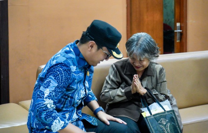 Wali Kota Medan Rico Waas berdialog dengan salah satu warga Kota Medan di Kantor Disdukcapil Kota Medan. Foto : Dinas Kominfo Kota Medan