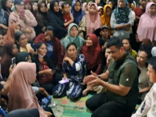 Kunjungi Lokasi Penampungan Warga Terdampak Banjir,  Gubernur Bobby Berikan Bantuan 1 Truk Logistik