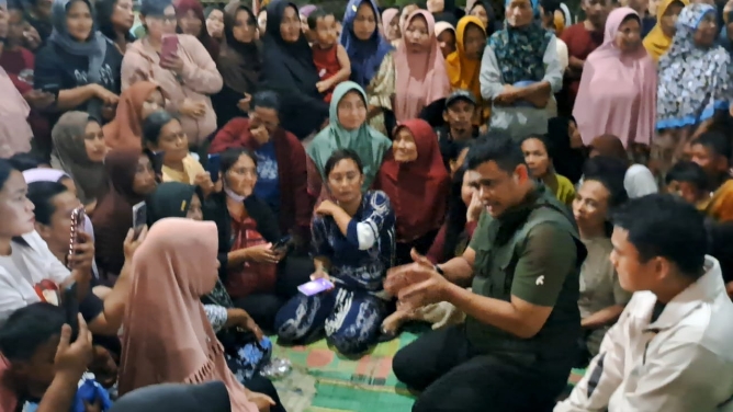 Gubernur Sumut Bobby Afif Nasution di posko pengusian warga terdampak banjir di Dusun 3 Desa Air Hitam, Kecamatan Gebang, Kabupaten Langkat, Jumat malam (5/12/2025). Foto; Reza Sahab/kaldera.id