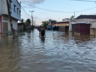 Gubernur Sumut Tinjau Banjir di Tanjung Pura, Instruksikan Percepatan Perbaikan Tanggul Jebol