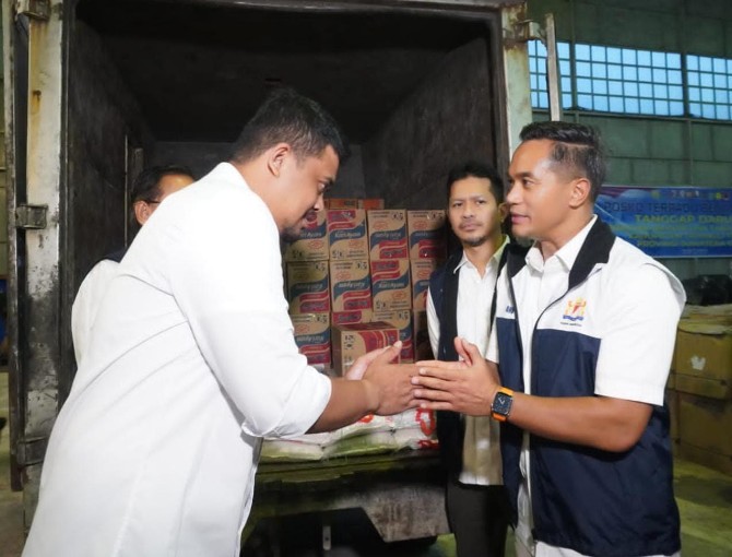 Ketua Umum Kadin Indonesia Anindya N. Bakrie menyerahkan bantuan untuk korban terdampak banjir dan longsor kepada Gubernur Sumut Bobby Afif Nasution. Foto; IST