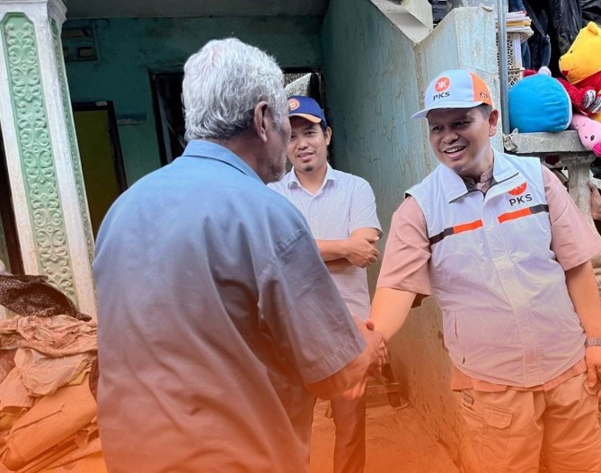 Ketua Komisi 2 DPRD Medan Kasman bin Marasakti Lubis saat menyerahkan bantuan kepada korban terdampak banjir. Foto: IST