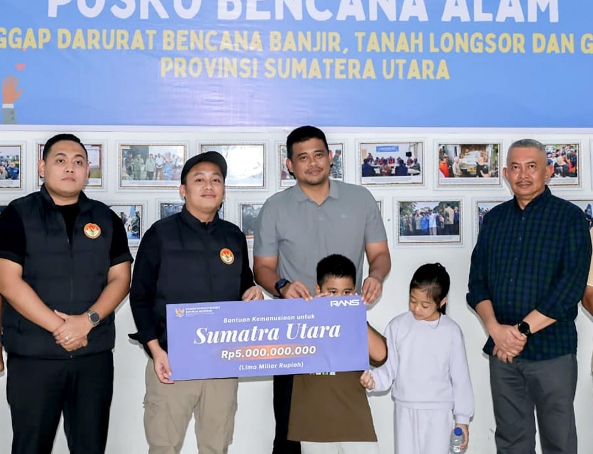 Gubernur Sumut Bobby Afif Nasution saat menerima bantuan dari Rafi Ahmad. Foto; Reza Sahab/kaldera.id