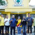 Ketua Golkar Langkat Tiorita Br Surbakti bersama kader Golkar lainnya menyalurkan bantuan bagi kader partai yang terdampak banjir. Foto; IST