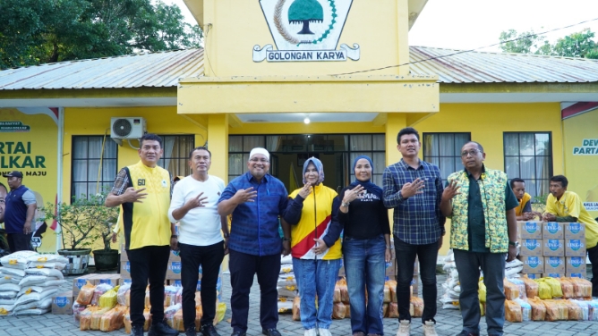 Ketua Golkar Langkat Tiorita Br Surbakti bersama kader Golkar lainnya menyalurkan bantuan bagi kader partai yang terdampak banjir. Foto; IST