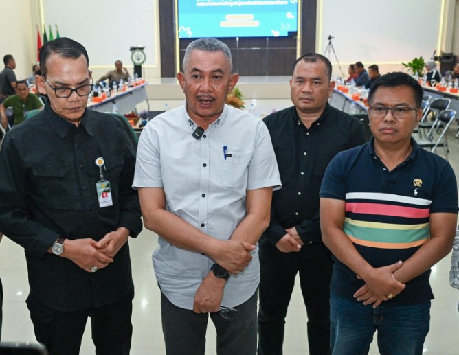 Pj Sekdaprov Sumut Sulaiman Harahap memberikan keterangan kepada wartawan usai rapat bersama Menteri Pertanian secara daring. Foto; IST