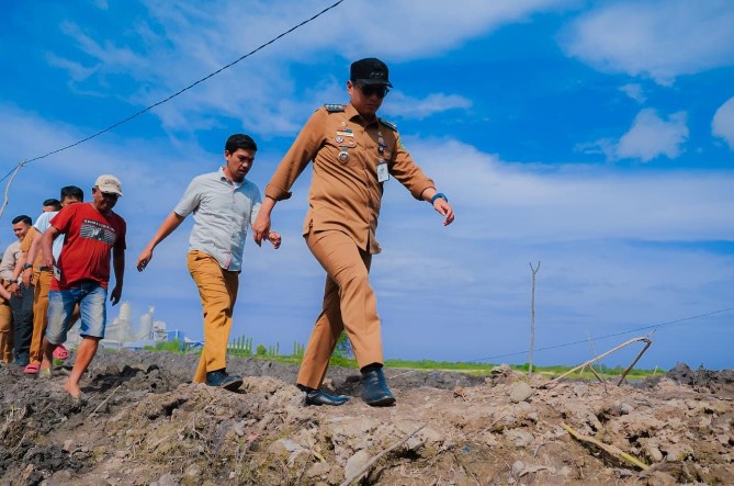 Wali Kota Medan Rico Waas saat meninjau tanggul yang jebol di Medan Labuhan. Foto: dokumen Dinas Kominfo Kota Medan