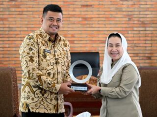 Gubernur Sumut Bobby Nasution saat menerima Wakil Wali Kota Palu, Imelda di Kantor Gubernur Sumut. Foto ; dokumen Dinas Kominfo Sumut