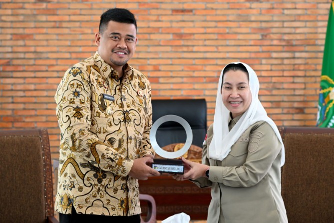 Gubernur Sumut Bobby Nasution saat menerima Wakil Wali Kota Palu, Imelda di Kantor Gubernur Sumut. Foto ; dokumen Dinas Kominfo Sumut