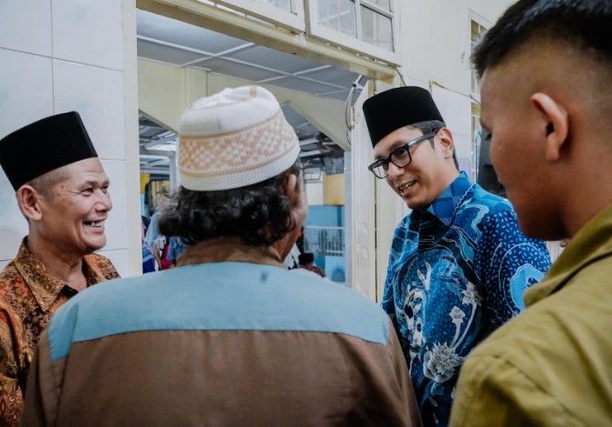 Wali Kota Medan Rico Waas berdialog dengan masyarakat di sela sela Safari Isya di Masjid Al-Istiqomah, Jalan Pancing I, Kelurahan Besar, Kecamatan Medan Labuhan, Kamis (11/12/2025). Foto; dokumen Dinas Kominfo Medan