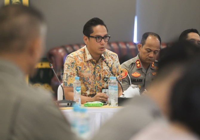 Wali Kota Medan Rico Waas saat memimpin rapat terkait mitigasi bencana dan pengamanan Nataru. Foto; dokumen Dinas Kominfo Medan