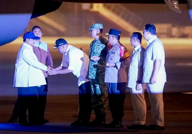 Gubernur Sumut Bobby Afif Nasution menyambut kedatangan Presiden Prabowo Subianto di Bandara Kuala Namu, Jumat (12/12/2025). Foto ; dokumen Dinas Kominfo Sumut