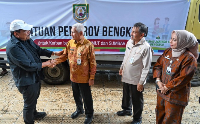 Wakil Gubernur Sumut Surya saat menerima bantuan dari Pemprov Bengkulu. Foto; dokumen Dinas Kominfo Sumut
