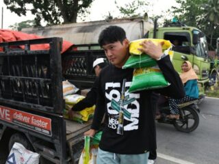 PSMS Medan Salurkan Bantuan untuk Korban Bencana Alam di Langkat