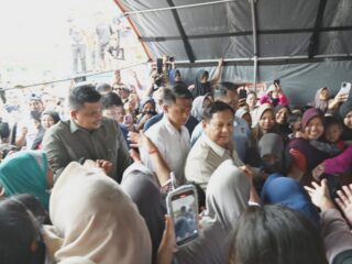 Tinjau Lokasi Pengungsian Langkat, Prabowo Pastikan Terus Pantau Pemulihan Bencana di Sumut