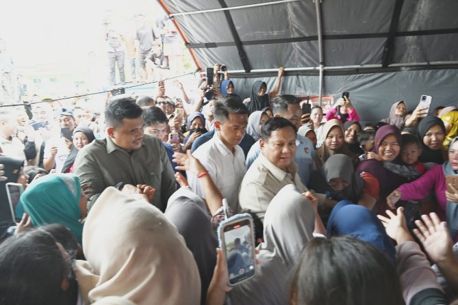 Presiden Prabowo Subianto didampingi Gubernur Sumut Bobby Afif Nasution saat menyapa pengungsi warga korban banjir di Man 1 Tanjung Pura, Langkat, Sabtu (13/12/2025) . Foto; dokumen Dinas Kominfo Sumut