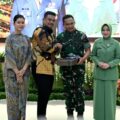 Gubernur Sumut Bobby Nasution memberikan cindera mata kepada Mayjend TNI Rio Firdianto. Foto ; dokumen Dinas Kominfo Sumut