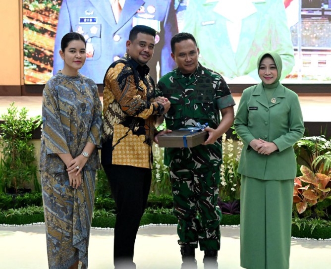 Gubernur Sumut Bobby Nasution memberikan cindera mata kepada Mayjend TNI Rio Firdianto. Foto ; dokumen Dinas Kominfo Sumut
