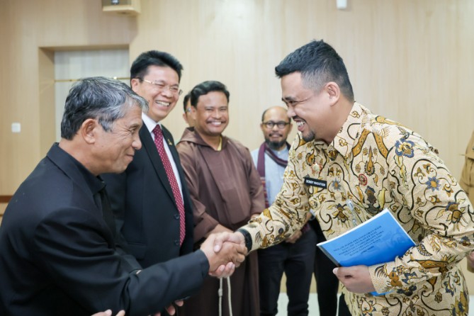 Gubernur Sumut Bobby Afif Nasution saat menerima perwakilan masyarakat yang menolak beroperasinya TPL beberapa waktu lalu