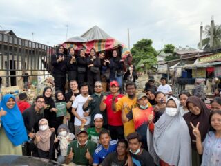 Relawan GIS dan korban banjir di Aceh Tamiang. Foto; IST