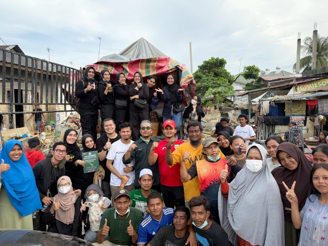 Relawan GIS dan korban banjir di Aceh Tamiang. Foto; IST