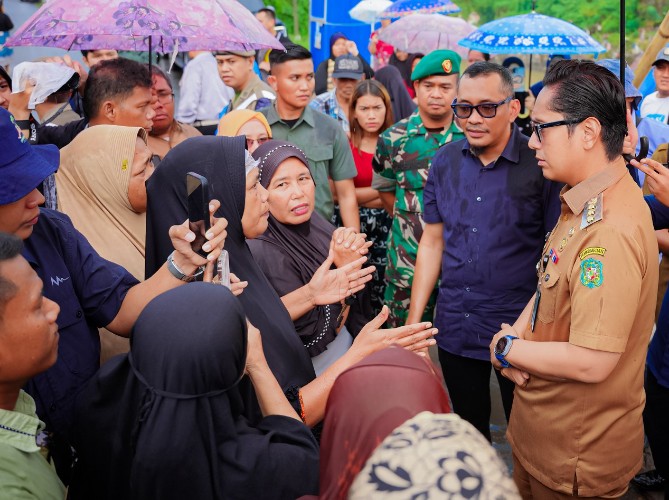 Wali Kota Medan Rico Waas berdialog dengan warga sekitar di sela sela peninjauan jembatan gantung di Kelurahan Kota Bangun. Foto ; Dokumen Dinas Kominfo Medan