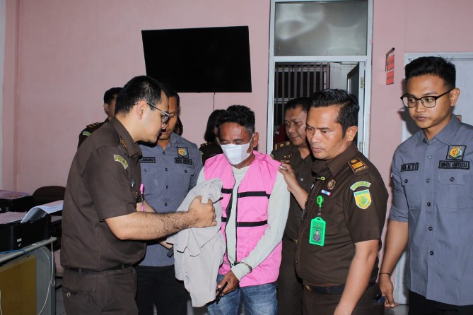 Kejaksaan Negeri Mandailing Natal Kembali menetapkan tersangka dalam perkara dugaan tindak pidana korupsi penyalahgunaan Dana Peremajaan Perkebunan Kelapa Sawit (PSR) Kabupaten Mandailing Natal Tahun Anggaran 2021, hal itu merupakan pengembangan dari penetapan tersangka terhadap 2 ASN sebelumnya.