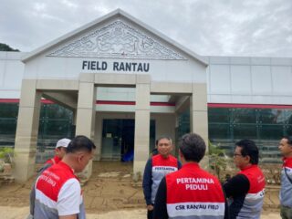 Direktur Utama PT Pertamina EP, Rachmat Hidajat melakukan kunjungan kerja di Pertamina EP Rantau Field yang terdampak banjir di Aceh Tamiang, Selasa (16/12).