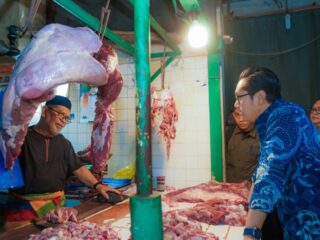Wali Kota Medan Rico Waas saat berdialog dengan pedagang daging ketika melakukan sidak ke pasar tradisional, Kamis (18/12/2025). Foto; Reza Sahab/kaldera.id