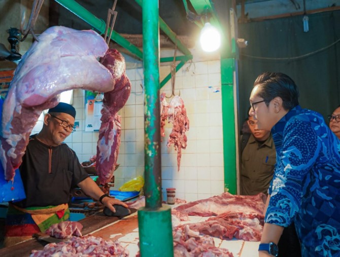 Wali Kota Medan Rico Waas saat berdialog dengan pedagang daging ketika melakukan sidak ke pasar tradisional, Kamis (18/12/2025). Foto; Reza Sahab/kaldera.id