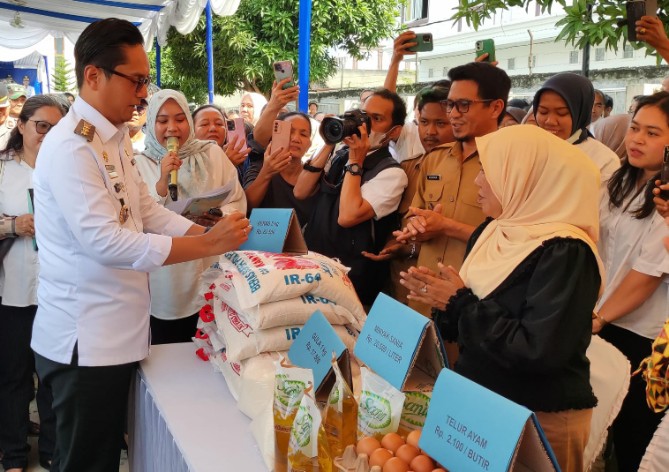 Wali Kota Medan Rico Waas saat melihat bahan kebutuhan pokok yang dijual di pasar murah. Foto; IST