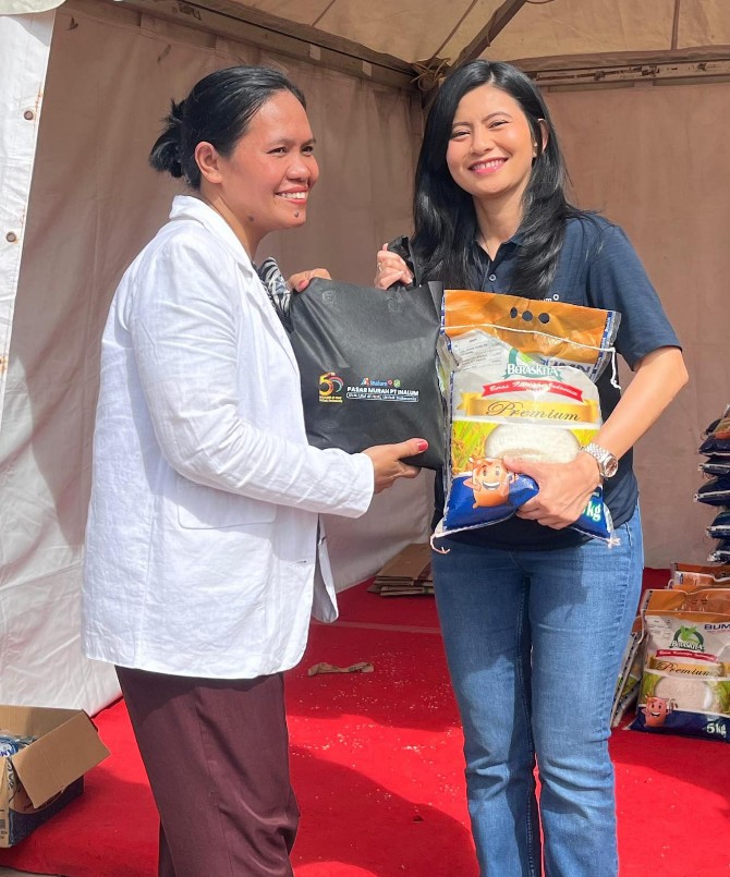 Perwakilan INALUM menyerahkan paket sembako kepada masyarakat yang berbelanja di pasar murah INALUM di SMK Teladan, Kecamatan Medan Helvetia, Medan, Jumat (19/12/2025). Foto; Reza Sahab/kaldera.id