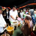 Gubernur Sumatera Utara Bobby Nasution didampingi Bupati Tapanuli Selatan, Gus Irawan Pasaribu melayani masyarakat Tapanuli Selatan. Foto; dokumen Dinas Kominfo Sumut.