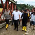 Gubernur Sumut Bobby Nasution saat meninjau kondisi Tapanuli Selatan pasca banjir. Foto ; dokumen Dinas Kominfo Sumut