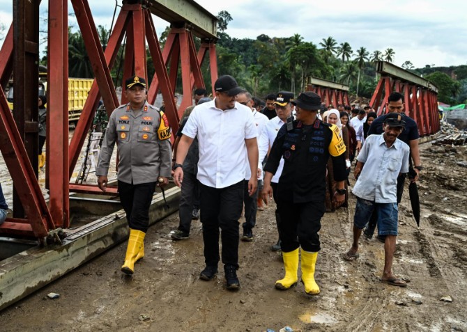 Gubernur Sumut Bobby Nasution saat meninjau kondisi Tapanuli Selatan pasca banjir. Foto ; dokumen Dinas Kominfo Sumut