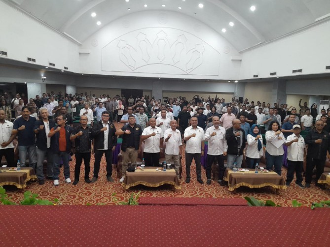 Ketua PWI Sumut Farianda Putra Sinik didampingi Pengurus PWI Sumut dan kabupaten/kota berfoto bersama dengan para peserta seleksi anggota PWI Sumut dan kenaikan status anggota biasa di Hotel Madani, Jalan Sisingamangaraja, Medan, Sabtu (20/12/2025). Foto; Reza Sahab/kaldera.id